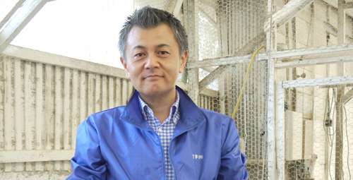 生産者と鶏舎風景